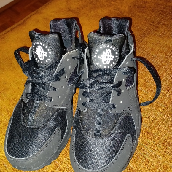 Black Nike Air Huaraches - Picture 7 of 8